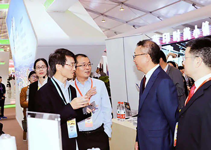 中国纺织工业联合会长孙瑞哲视察并指导豪门国际官网化纤集团展馆-豪门国际官网