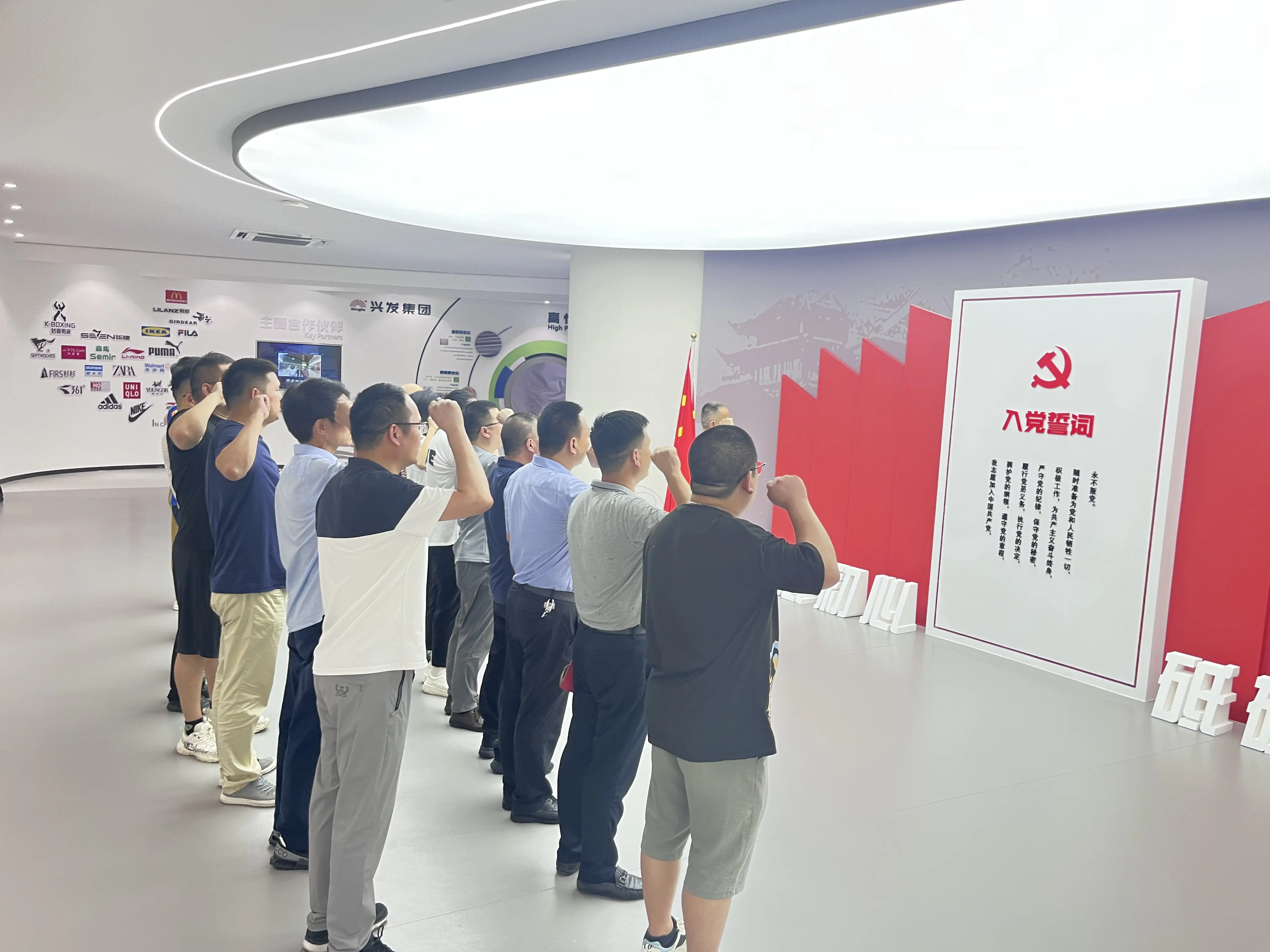 施展党员先锋模范 我为党员增光添彩 争做公司优异员工 — 豪门国际官网集团党支部举行党建活动