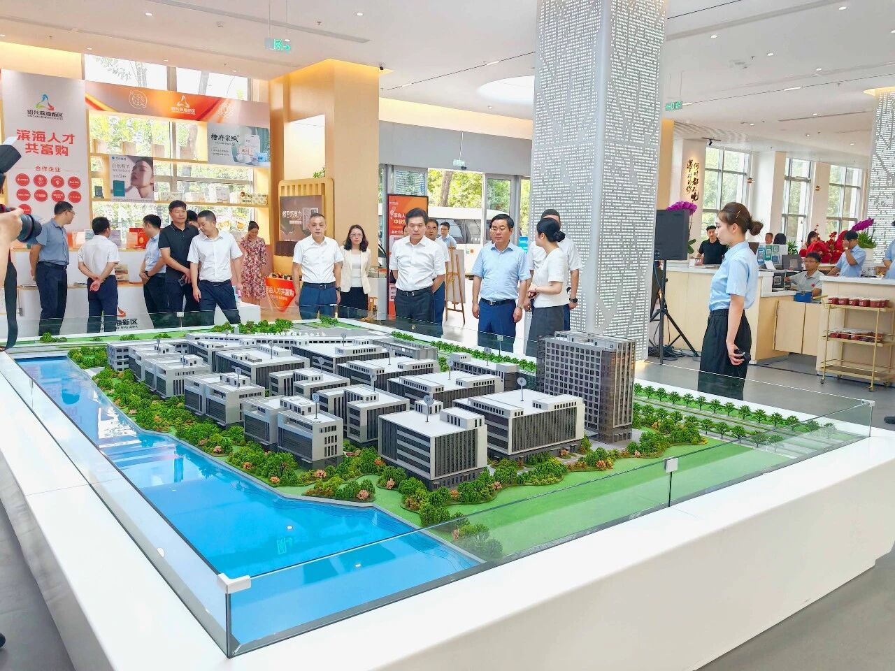 绍兴市委书记施惠芳考察豪门国际官网友邦智创科技园“名士之家”综合服务体